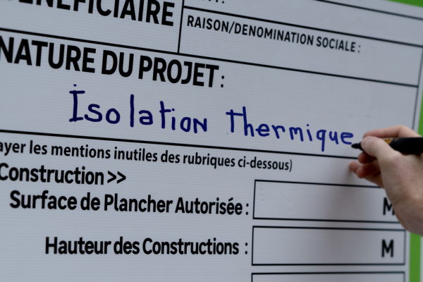 Lire la suite à propos de l’article Travaux immobiliers : pour vivre heureux, vivons affichés ?