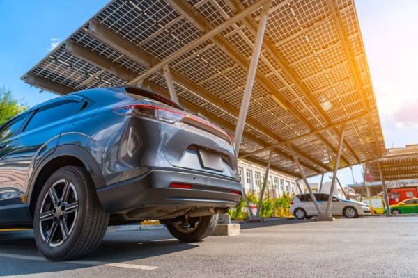 Lire la suite à propos de l’article Obligations d’installation de panneaux solaires sur les parkings : précisions sur les exonérations