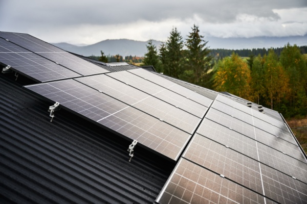 Lire la suite à propos de l’article Végétalisation et solarisation des toitures des ICPE : des cas particuliers…