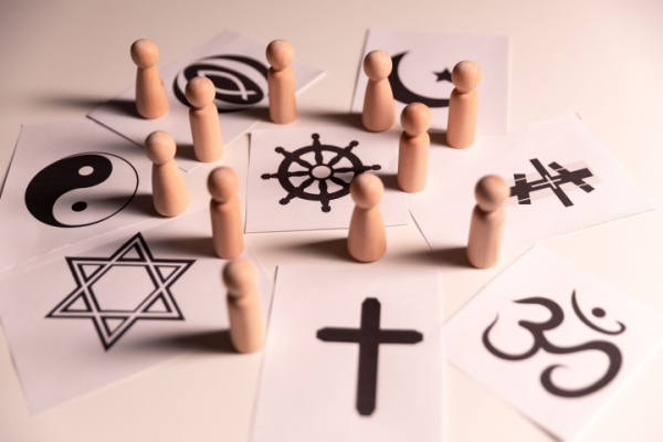 Lire la suite à propos de l’article Faits religieux dans l’entreprise : des guides pratiques disponibles !