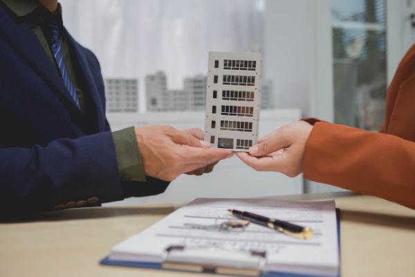 Lire la suite à propos de l’article Acquisition temporaire de biens en copropriété à rénover : quelle revente possible ?