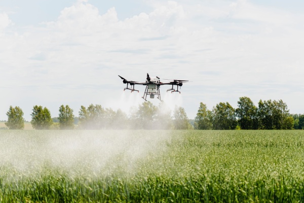 Lire la suite à propos de l’article Secteur agricole : l’utilisation de drones autorisée pour l’épandage ?
