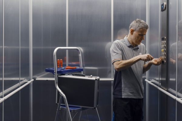 Lire la suite à propos de l’article Contrôle et sécurité des ascenseurs : du nouveau pour les systèmes d’alerte