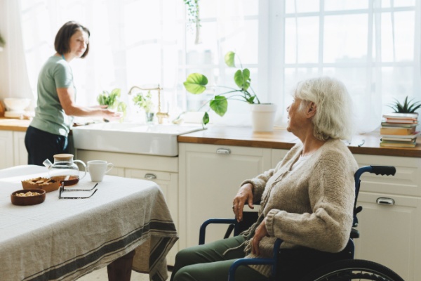 Lire la suite à propos de l’article Aide à domicile : l’âge d’accès à l’avantage social est réhaussé