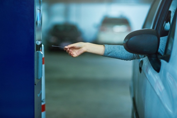 Lire la suite à propos de l’article Facturation électronique : quel sort pour les tickets de parking et de péage ?