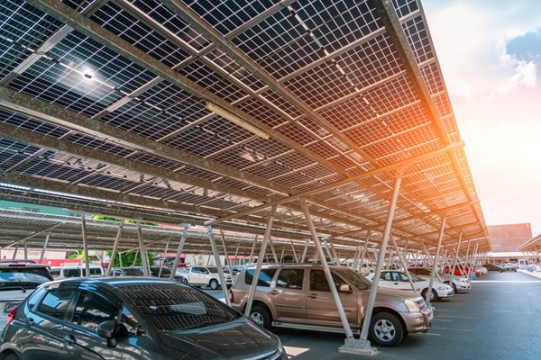 Lire la suite à propos de l’article Panneaux photovoltaïques et équipement des parkings : un délai supplémentaire ?